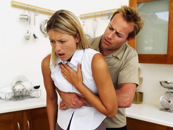 Un esempio del metodo Heimlich sull'uomo