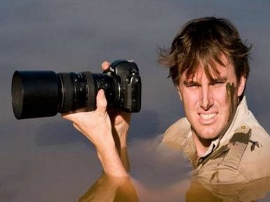 Il fotografo Greg du Tua fino al collo in acqua in attesa di un buon momento