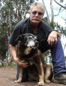 Gestore di cani con un cane